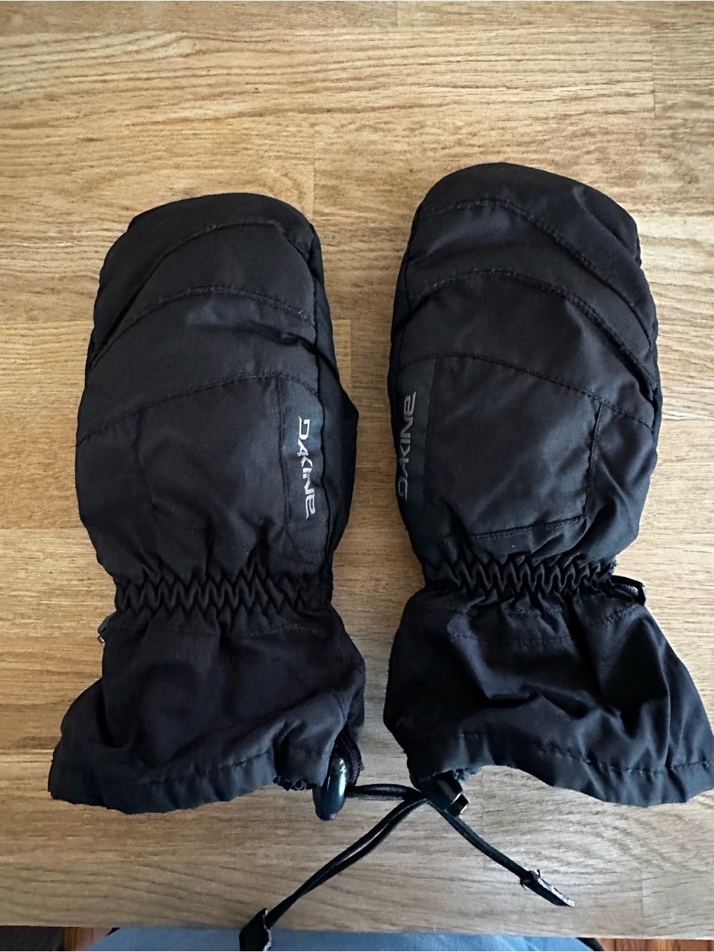 Dakine Black Quilted Winter Mittens